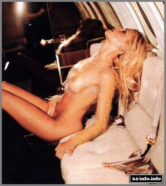 Голая звезда Каприс Боуретте