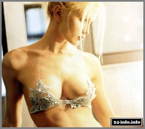 Голая звезда Каприс Боуретте