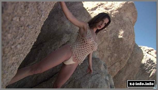 Голая звезда Келли Монако