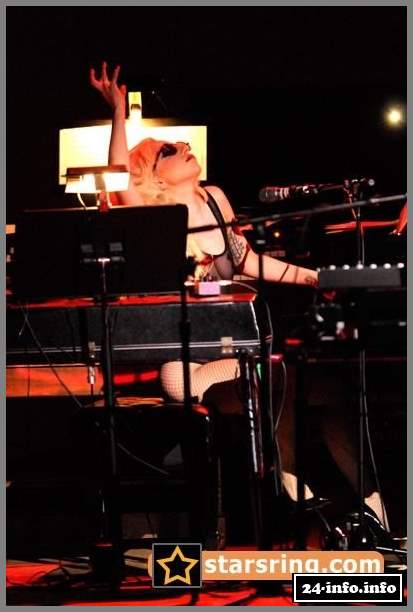 Голая звезда Леди Гага