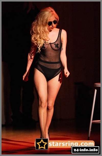 Голая звезда Леди Гага