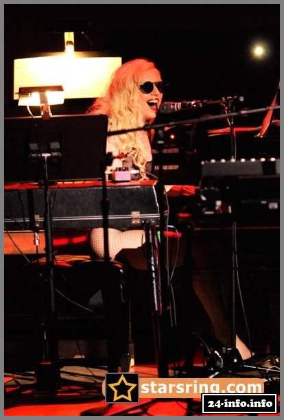 Голая звезда Леди Гага