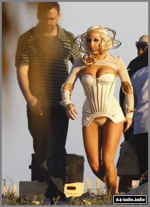 Голая звезда Леди Гага