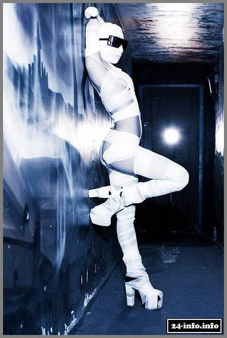 Голая звезда Леди Гага