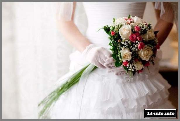 Невеста шокировала гостей, обрив голову прямо на свадьбе