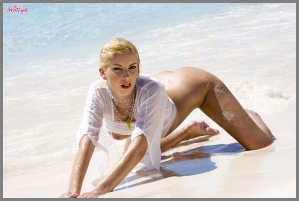 Мокрая киска блондинки