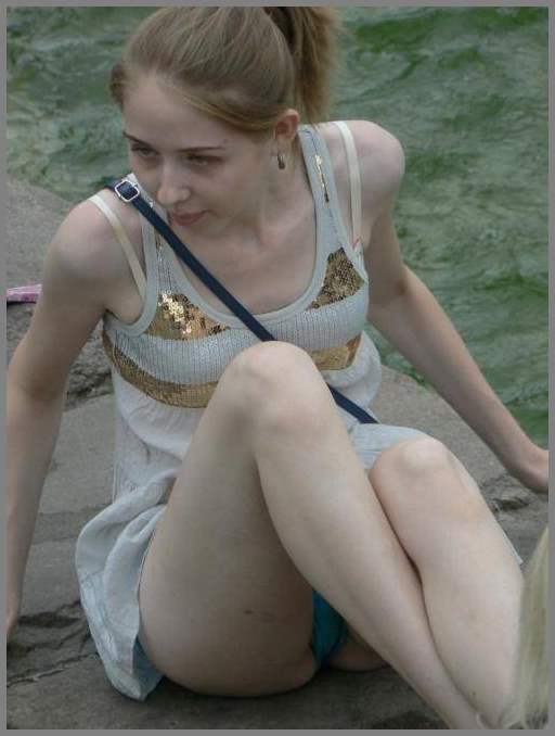 Засветы под юбки дамам