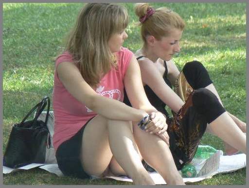 Засветы под юбки дамам