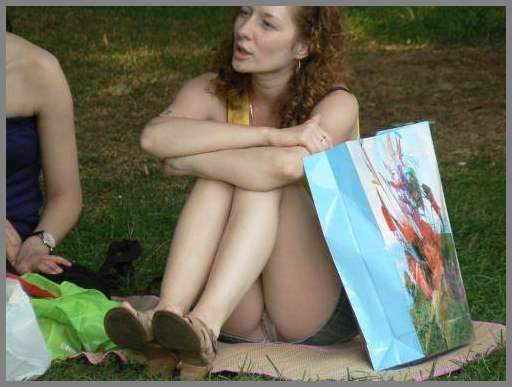 Засветы под юбки дамам