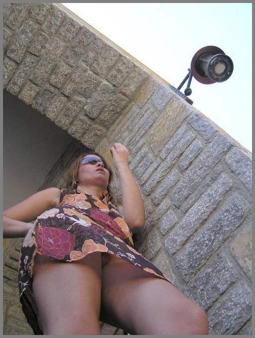 У красивых телок под юбками