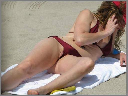 У красивых телок под юбками