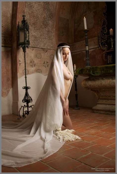 Голая монашка