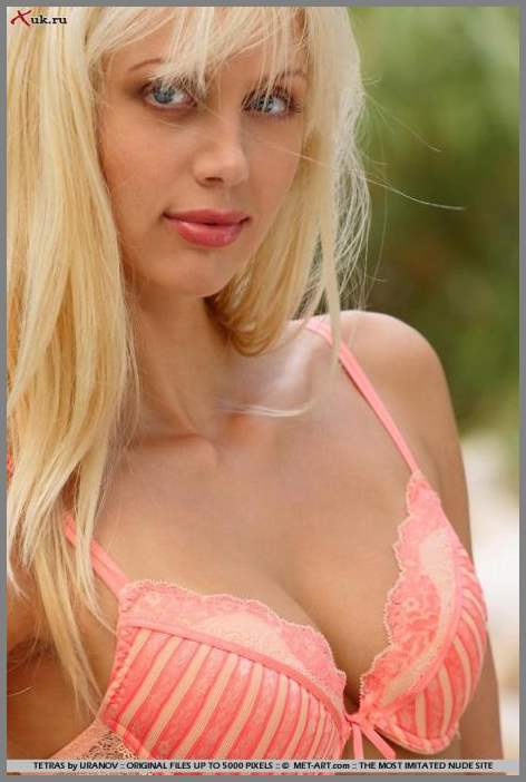 Голышка с хорошей фигурой прячется в лесу