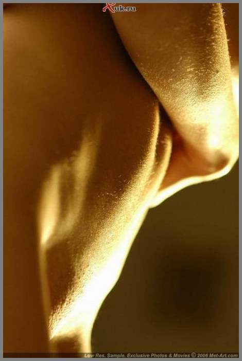 Кудрявенькая пошленькая девчушка