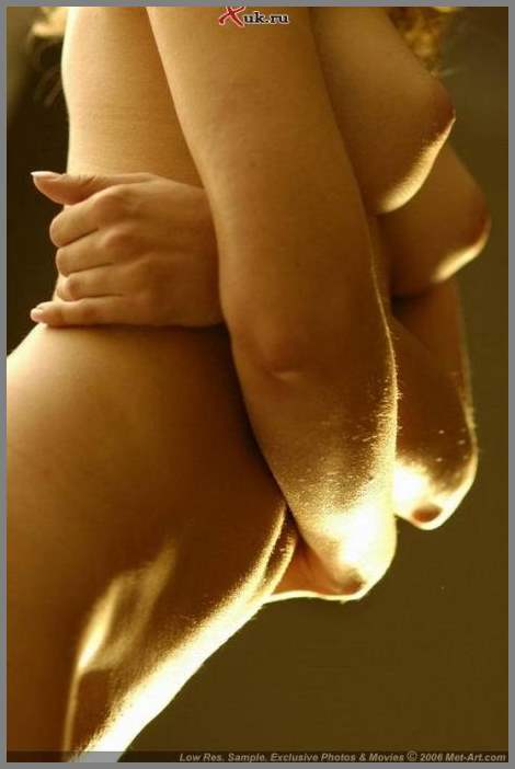 Кудрявенькая пошленькая девчушка