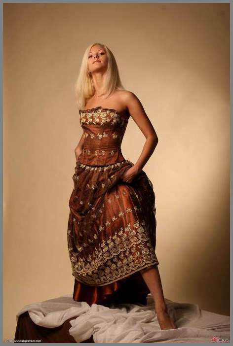 С голой писей киска танцует в постели