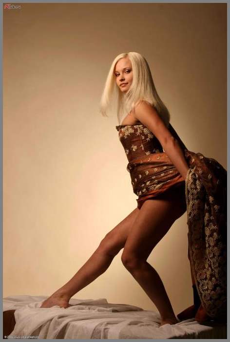 С голой писей киска танцует в постели