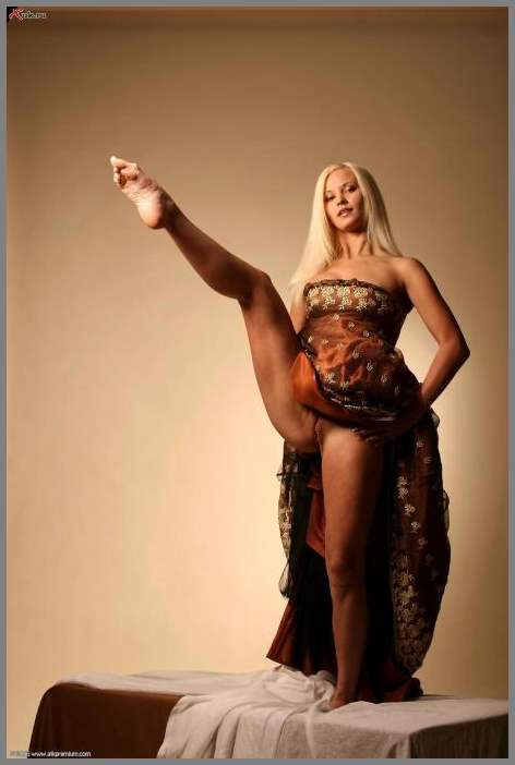 С голой писей киска танцует в постели