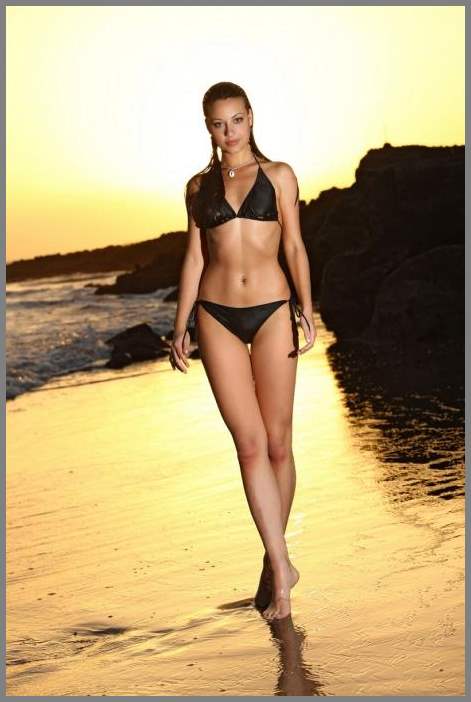 Милая брюнетка с маленькой грудью в белых трусиках хороша во всех позах.