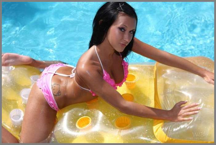 Страстный секс перд завтраком с горячей молоденькой женой.