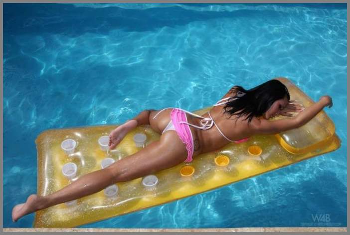 Страстный секс перд завтраком с горячей молоденькой женой.