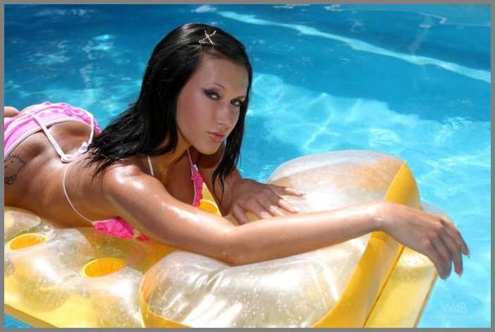 Страстный секс перд завтраком с горячей молоденькой женой.