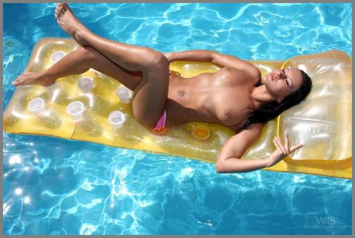 Страстный секс перд завтраком с горячей молоденькой женой.