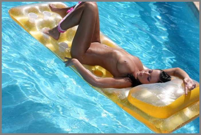 Страстный секс перд завтраком с горячей молоденькой женой.