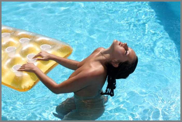 Страстный секс перд завтраком с горячей молоденькой женой.