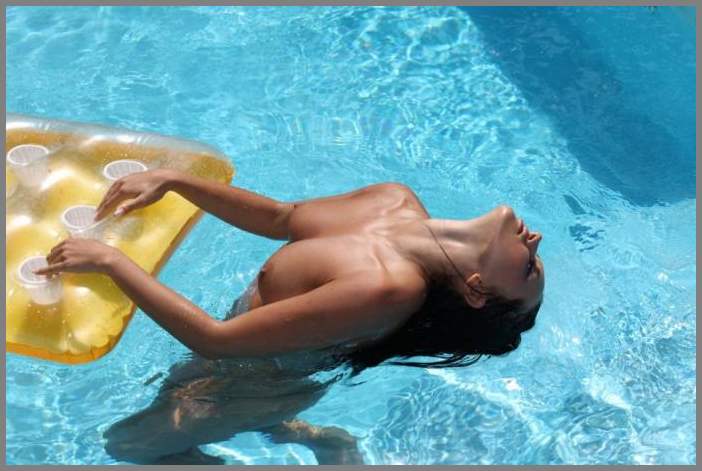 Страстный секс перд завтраком с горячей молоденькой женой.