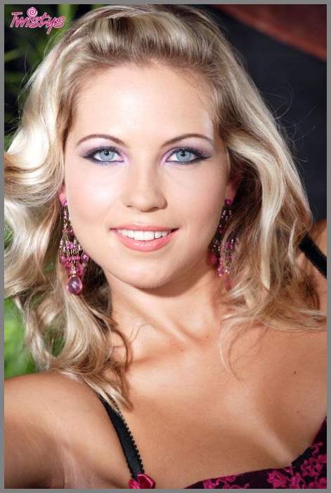 Горячая шлюха хочет порвать анал