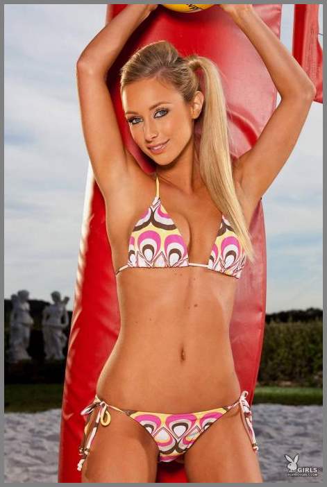 Телка в бикини и без