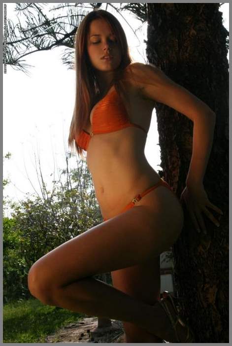 Моя одноклассница шикарно делает минет.