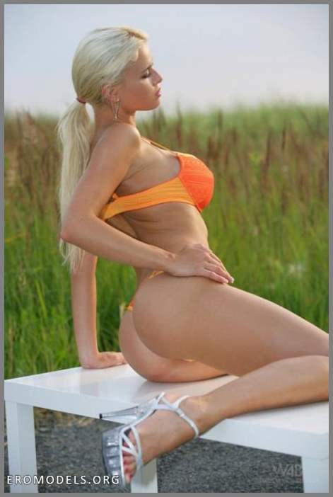 Заставили блондинку танцевать стриптиз в поле