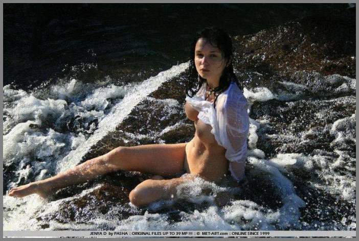 Девка в прилипшей к голым сиськам майке