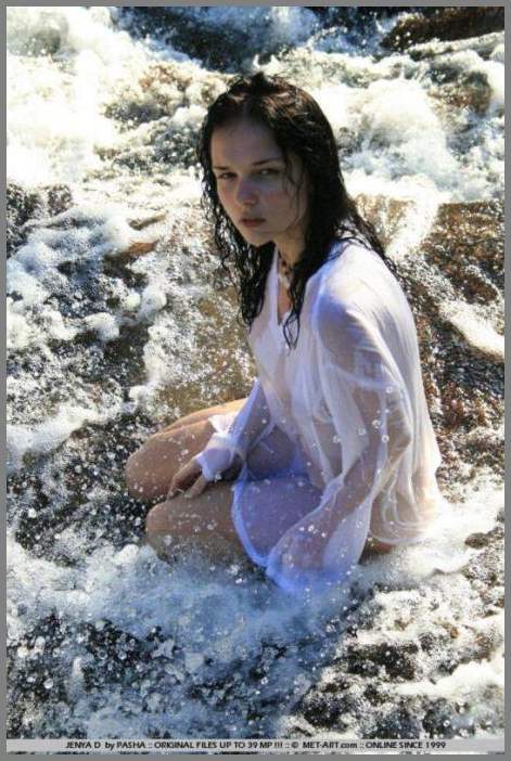 Девка в прилипшей к голым сиськам майке