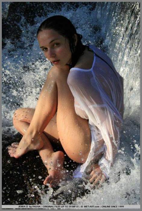 Девка в прилипшей к голым сиськам майке