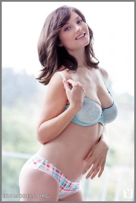 Девушка с натуральными грудями