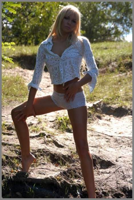 Худышка в коротких шортиках
