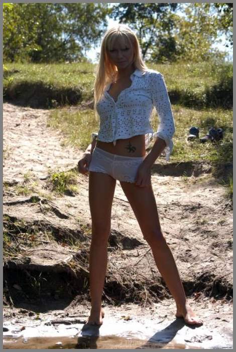 Худышка в коротких шортиках