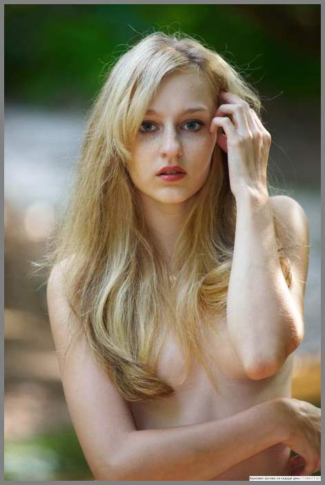 Погуляла голой