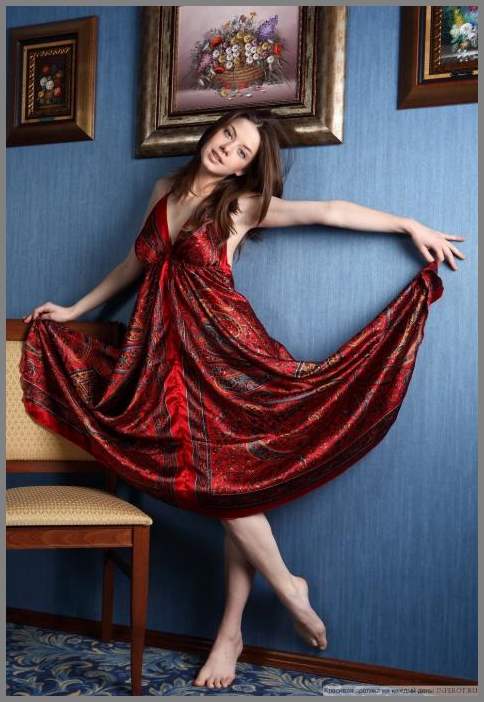 Срака на фоне картин...