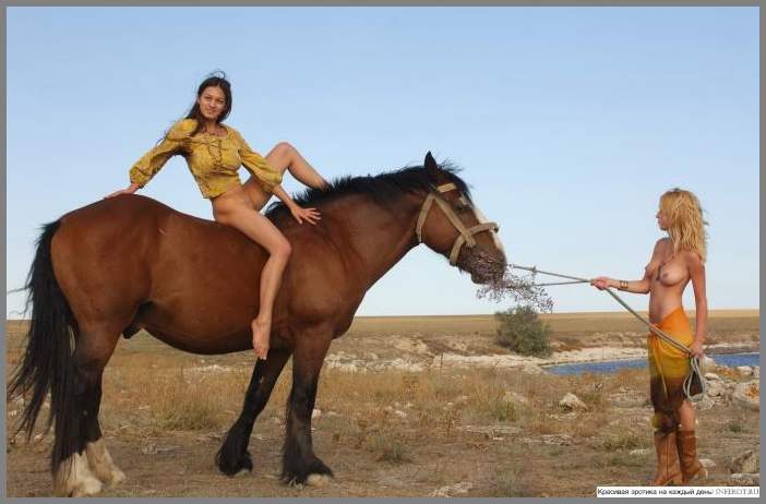 Голые девочки на лошадке