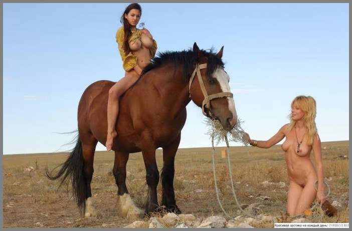 Голые девочки на лошадке