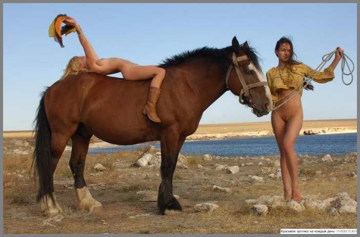 Голые девочки на лошадке