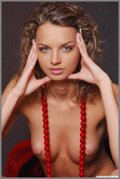 Эротичное сочетание бус и доек