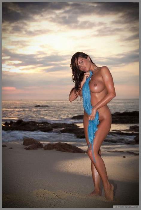 Грудастая красотка на закате...