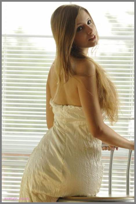 Пробная эро фотосессия нежной девушки Alba