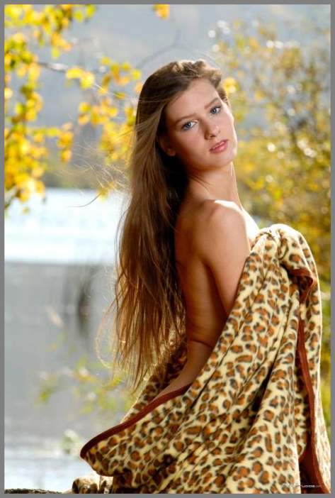 Осенние кадры голой Adriana на фоне озера