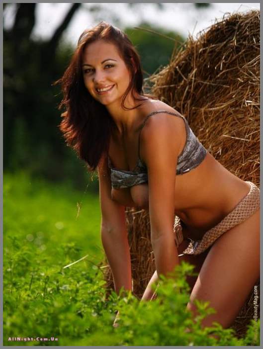 Наполненная откровениями фотосессия в поле с Gabriela Munzar